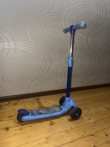 r15 moto: Uşaq skuterı – 3 təkərli, mavi rəngdə. - Ön hissədə iki təkər, arxada — 1