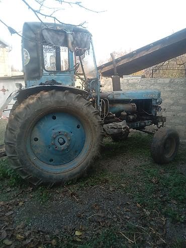 islenmis masinlar: Mavi rəngli təkərli kənd təsərrüfatı traktoru. Xüsusiyyətlər: - — 2