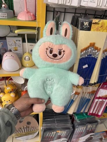 Labubu Şirin peluş oyuncaq – qulaqcıqlı dovşan kostyumunda gülərüz