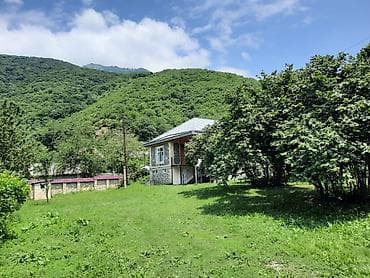Dağ mənzərəsi ilə həyətyanı bağ evi Qaxbaş kəndində yerləşir. İlisu