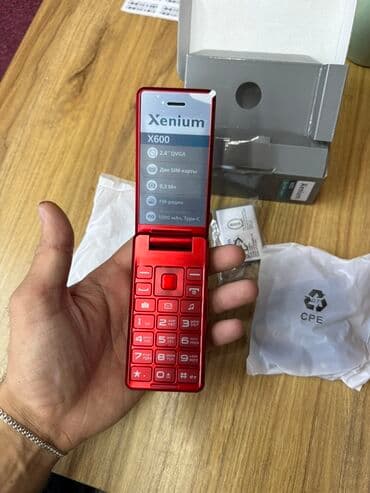 philips xenium x530: Xenium X600 model mobil telefon, qırmızı rəngdə, qapaqlı dizaynı ilə — 1