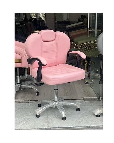 Pəncərəli salon və ofislər üçün rahat iş kreslosu – pastel çəhrayı