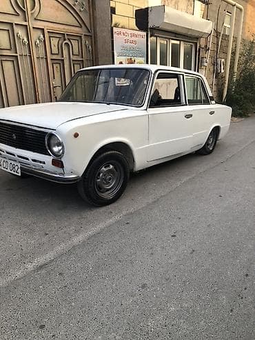 VAZ 2101, ağ rəng, sedan kuzov. Xüsusiyyətlər: - Klassik dizayn, 4