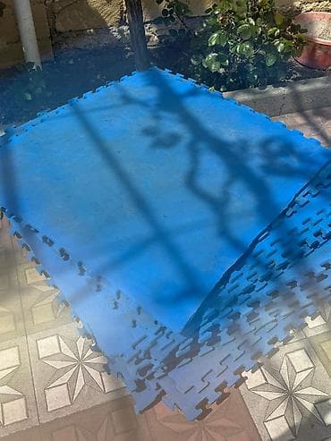 Mavi rəngli birləşdirilən idman döşəyi panelləri (pazlı “puzzle”