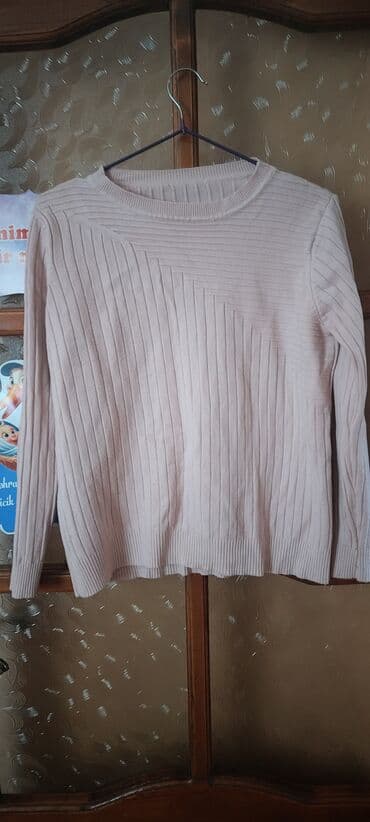 Головные уборы: Qadın sviteri – açıq bej rəngdə, uzunqollu, dairəvi yaxalı. - — 1