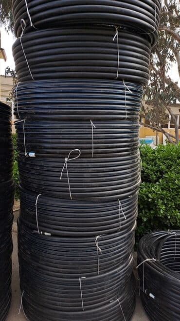 Qara rəngdə, bükülmüş şəkildə olan polietilen borular. Bu borular