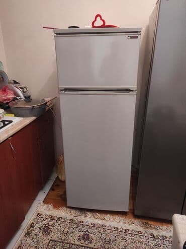 İki qapılı soyuducu - Üst hissədə ayrıca dondurucu bölməsi, alt