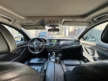 maşın nol altı: BMW 5 Series sedan (F10) – ağ rəng, M‑paket üslublu eksteryer. masin — 7