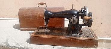 Məhsul: Mexanik tikiş maşını (köhnə model), taxta əsas və üst qapaqla