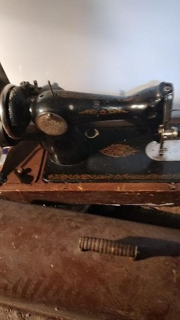 antik eşya: Mexaniki tikiş maşını – klassik, çuqun gövdəli model - Aşağıdan — 1