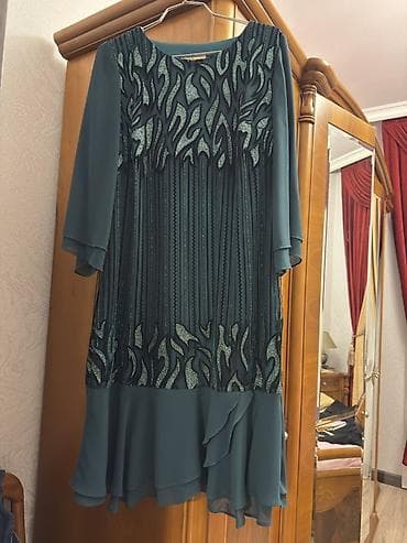 Şık qadın paltarı – tünd yaşıl/mərcan-yaşıl tonlarda - Model: Dizüstü