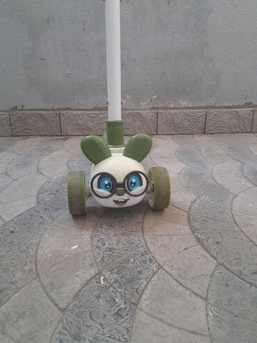 купить трюковой самокат в бишкеке: Skuter satılır. Ön tərəfində eynəkli bir cizgi film personajının başı — 1
