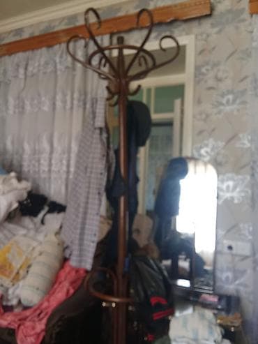 Ağac rəngli, sərt materialdan (taxta və ya metallik karkas) fransız