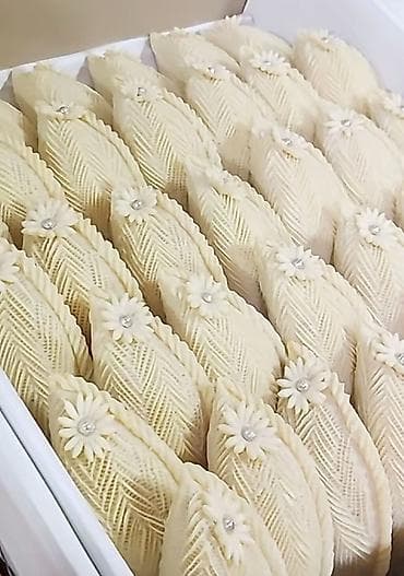 10 reqemli tort sekilleri: Dəyirmi formalı şəkərbura, üzərində incə naxışlar və yüngül parıltı — 4