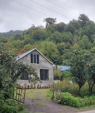 Dağ-meşə ilə əhatələnmiş həyət evi Xüsusiyyətlər: - 1 mərtəbə +