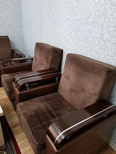 köhne mebeller: Ev satıldıgı üçün əşyaları satılır. Televizor altlıgı, Divan — 2