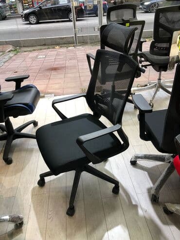 офисные кресла: Новый, С колесиками, Рукояти не регулируются, Ткань — 3