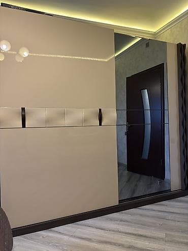 suseli skaf: Sürgülü qapılı qarderob - Dizayn: Parlaq bej ön panellər, qara — 1