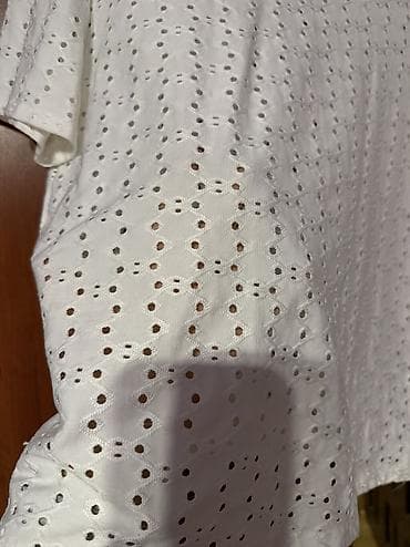 Ağ rəngli, qısaqol “T‑Shirt with Cutwork Embroidery” (ZARA). - — 2