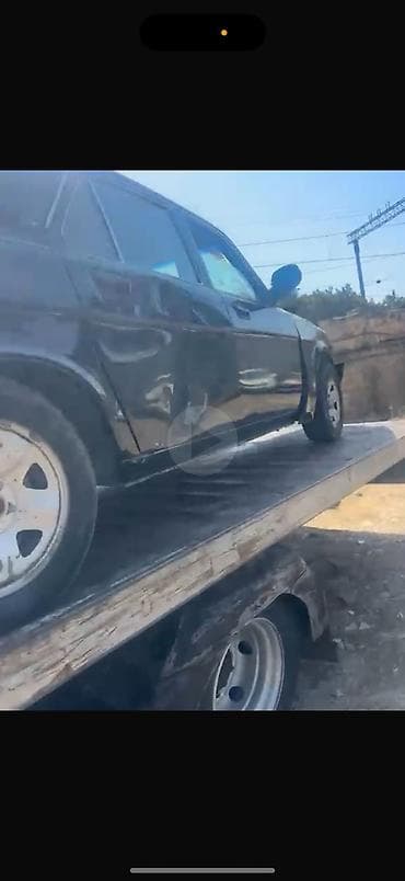 sud ceni: Maşın: Qara rəngli sedan, 4 qapı Nömrə nişanı: 10-TS-231 (AZ) Kuzov — 2