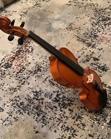 tar musiqi aleti: Skripka dəsti. 1aydan az istifade olunub. 1simi qırıqdı. 120 alınıb — 2