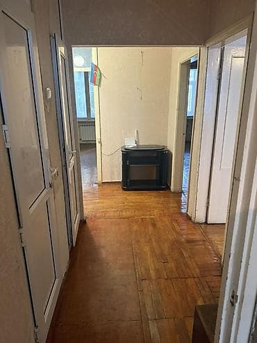qarayev 3 otaqli evler: 3 otaqlı Leningrad lahiyəli mənzil satılır, 2/5 daş bina, A.Sultanova — 6