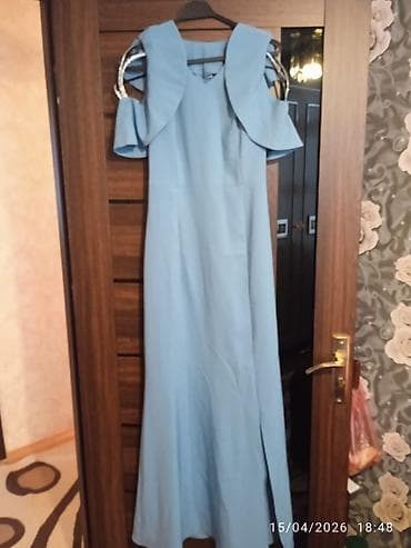 veçer donları: Mavi rəngdə zərif ziyafət/gecə geyimi. - Uzun, axıcı kəsim - V-boyun — 1