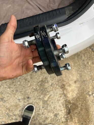 SPACER Tək cüt satılır 5 aydı alnıb yenu kimidir! 	•	Hyundai Sonata