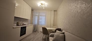 Müasir dizaynlı studiya tipli mətbəx–qonaq otağı və zövqlü sanitar