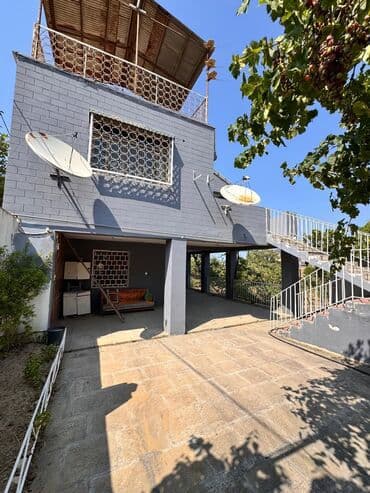 sahil qəsəbəsində evlər: Bağ evi – geniş həyət və teraslı - İki mərtəbəli ev, açıq eyvan və — 8