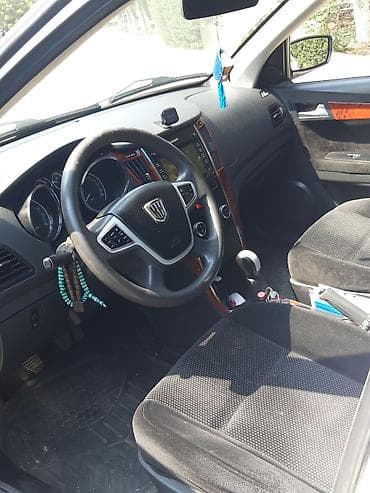 lizing avtomobiller: Ağ rəngli sedan avtomobil Xarici: - Ağ gövdə, arxa park sensorları - — 5