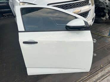 şüşələr: Ağ rəngdə avtomobil qapısı. Bu qapı, avtomobilin xarici görünüşünü — 4