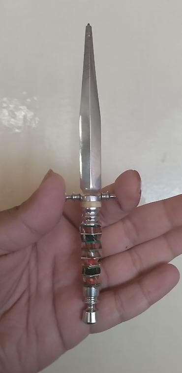 Dagger formasında hazırlanmış dekorativ qələm. Metal gövdəyə malikdir