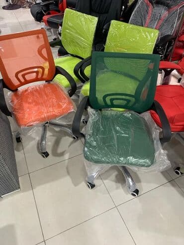 офисные кресла: Новый, С колесиками, Рукояти не регулируются, Ткань — 3