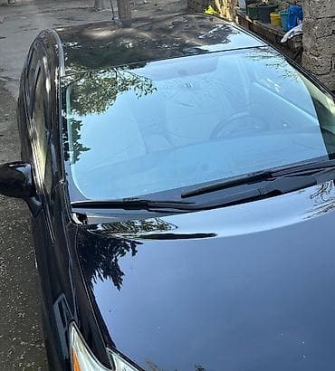 toyota prius c: Toyota Prius, qara rəng, hibrid. Kuzov liftback. Arxa hissədə “Prius” — 2