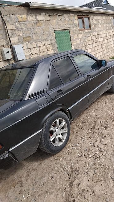 Mercedes-Benz 190 (W201) sedan - Kuzov: klassik 4 qapılı sedan, qara — 4