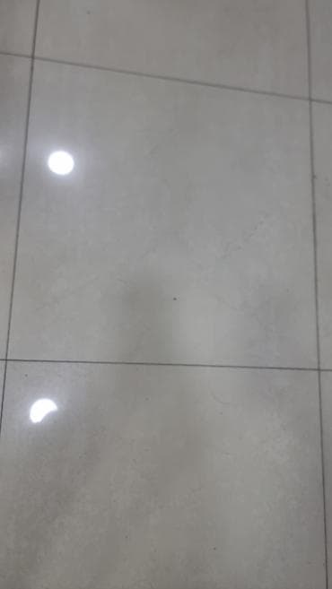 Ikinci əl kv 5manat Parlaq krem rəngli keramoqranit döşəmə plitələri — 3