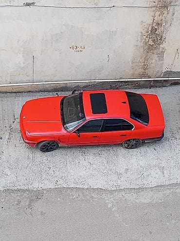 06 diskleri: BMW 5 Series E34 sedan – qırmızı rəng, 4 qapı, 1990‑cı illərin klassik — 4