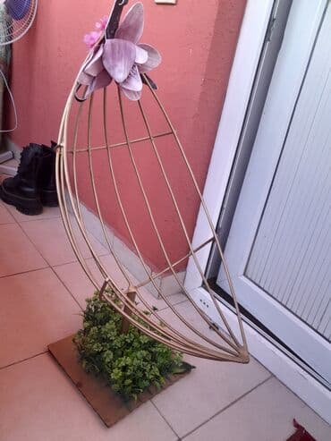 Meyvə xonçası. Möhkəm armaturlardan yığılmış qız evinə meyvə doldurub