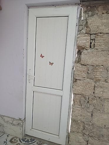 Plasti qapi pencere ișlenmiş qapinin uzunu 2.70. eni 1.75