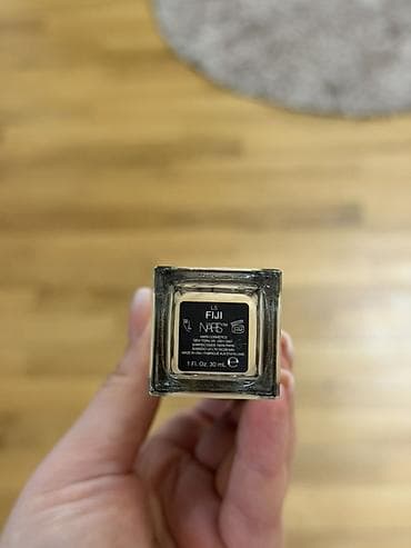 qelyan şuşesi: Tonal krem, Nars — 1