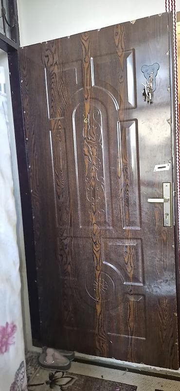 giris qapilari: Dəmir giriş qapısı və üst şüşə-lüminum barmaqlıq pəncərə hissəsi - — 2