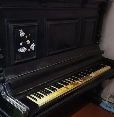 Antik şreder piano - Korpus: qara rəngli, oyma dekorativ panellər və