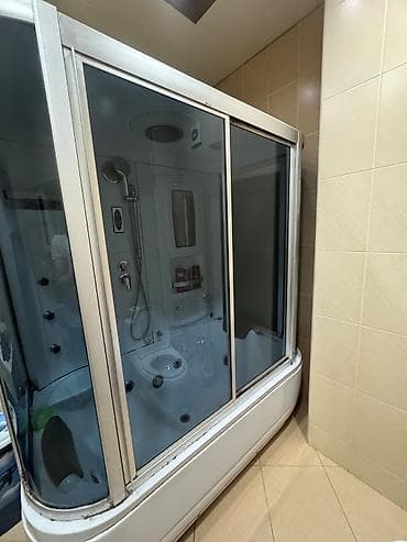 caqquzi: Hidromasaj funksiyalı duş kabinası-vanna komplekti. Məhsul iri — 3