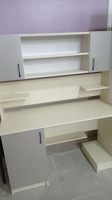 Çatdırılma və quraşdırılma daxil. Kompyuter/iş masası – üst vitrinli — 1