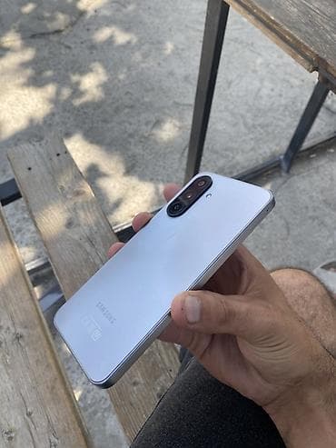 hisense infinity e9: Samsung Galaxy A17, 256 GB, rəng - Gümüşü, Barmaq izi, İki sim kartlı, Face ID — 2