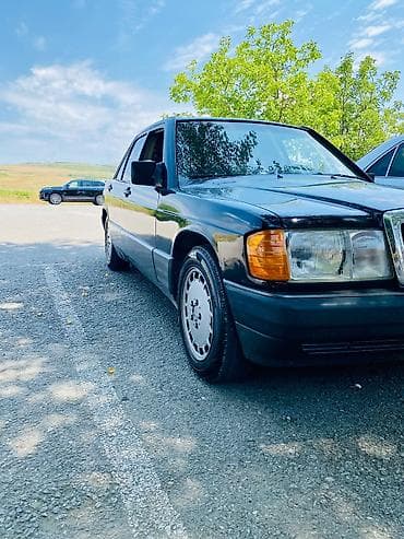 Mercedes-Benz 190-Series: 1.8 l | 1992 il Sedan — 4