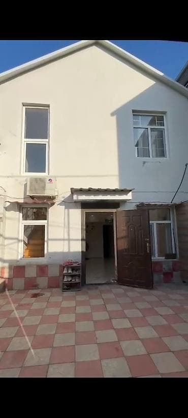 İki mərtəbəli həyət evi - Xarici görünüş: Aqlay üslublu açıq rəngli