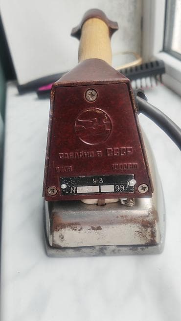 kömür ütüsü: Məhsul: Sovet istehsalı elektrik ütüsü (model “У-3”) Təsvir: - — 1