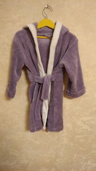 детский банный халат: Bənövşəyi rəngdə, yumşaq materialdan hazırlanmış uşaq xalatı. Xalatın — 1